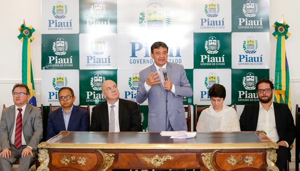 Autoridades participaram da solenidade