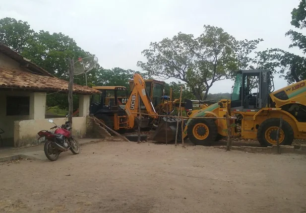 Máquinas do PAC são flagradas na fazenda do prefeito 