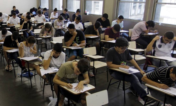 Número de novos alunos no ensino superior cai em 2015