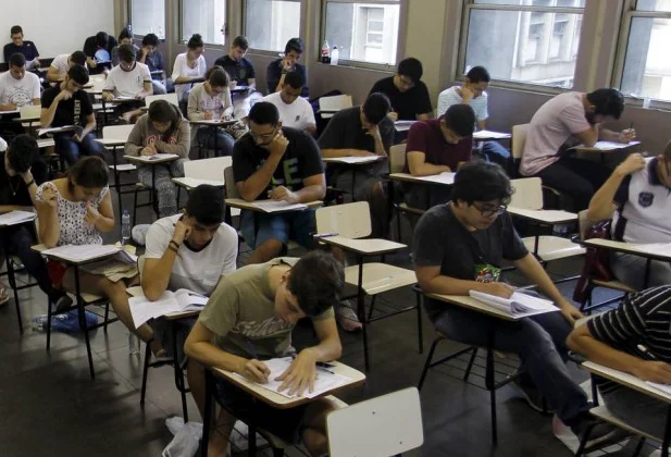 Número de novos alunos no ensino superior cai em 2015