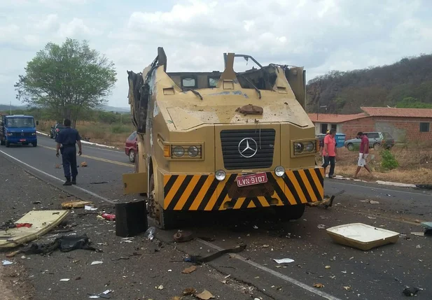 Bandidos explodem carro-forte