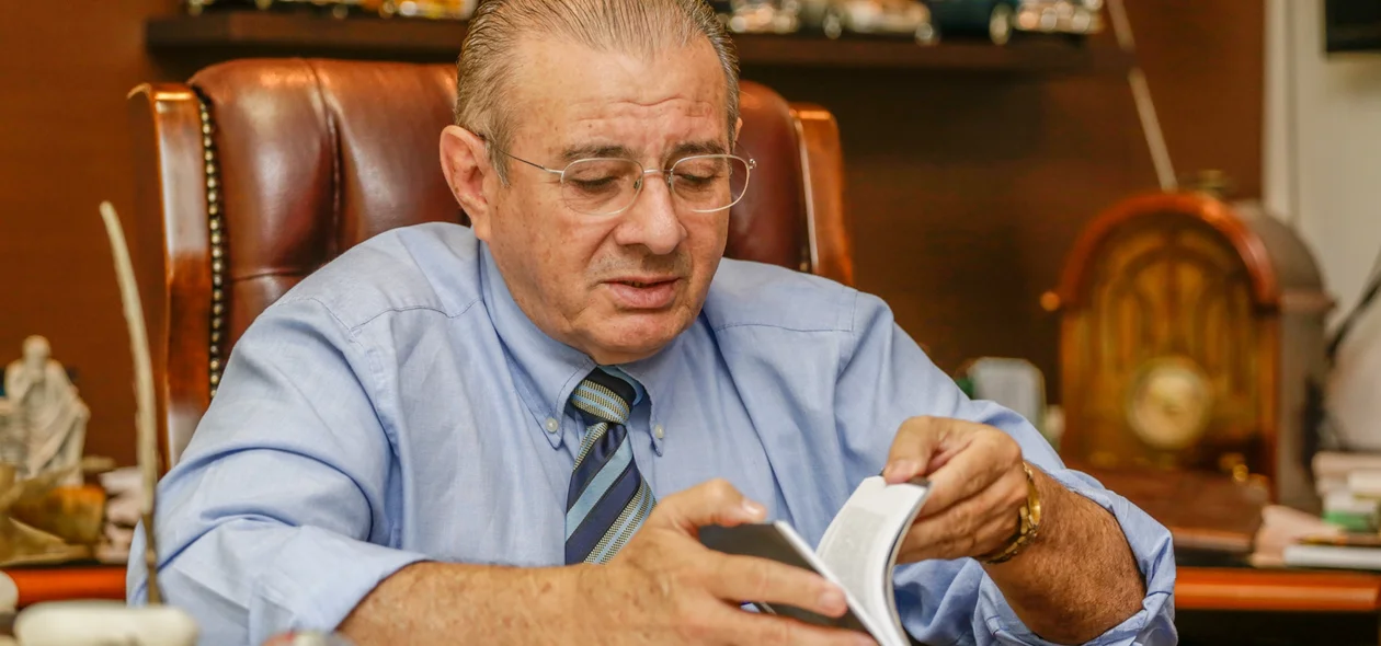 Valdeci Cavalcante observa seu livro