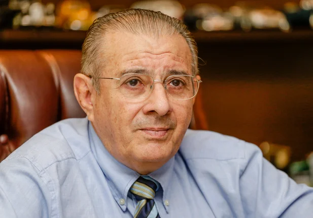 Valdeci Cavalcante se emociona ao falar do seu livro