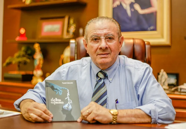 Valdeci Cavalcante apresenta seu livro, A Lei Divina e sua Consciência