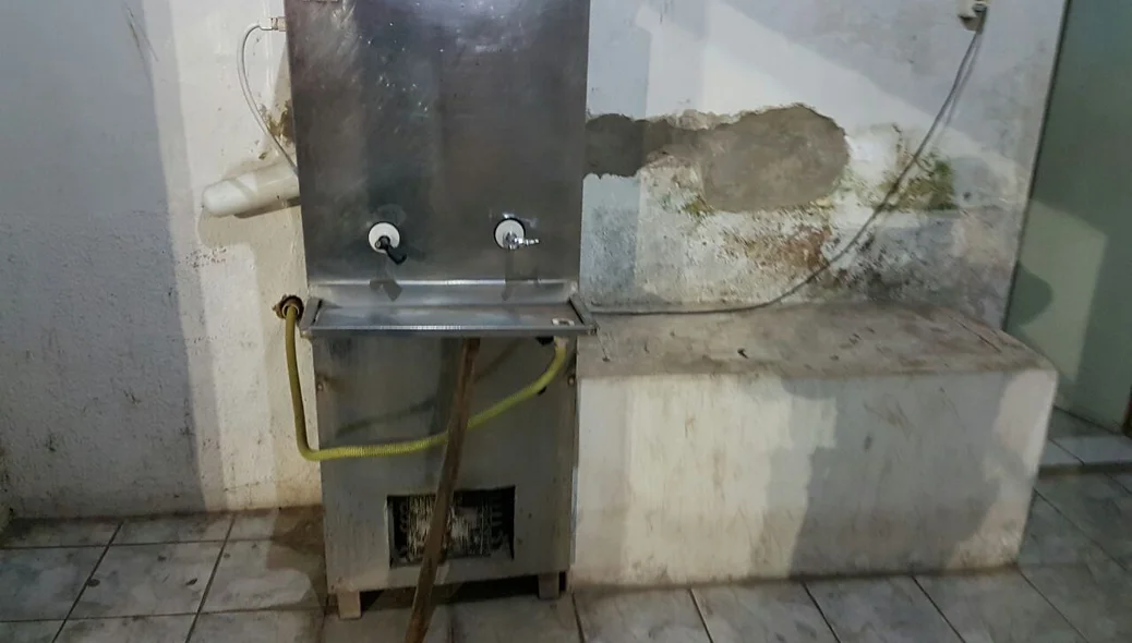 Bebedouro está em péssimas condições de uso