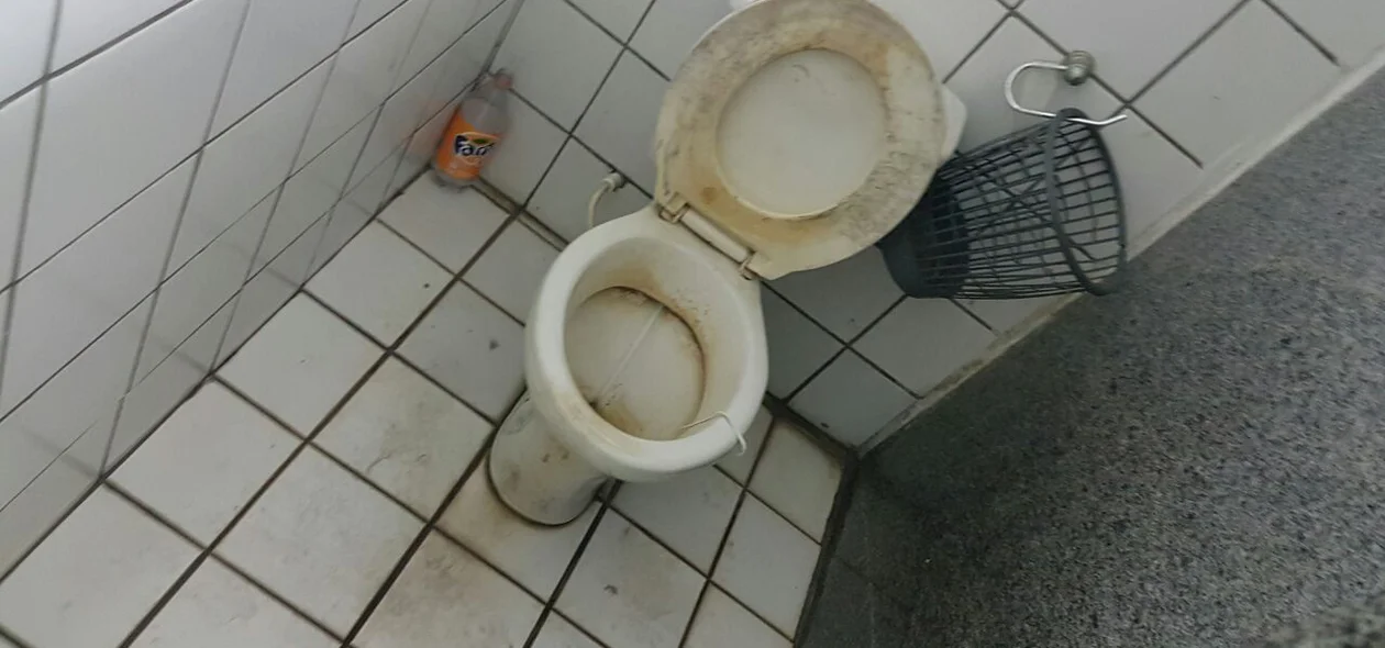 De acordo com a denúncia, os banheiros tem péssimo odor