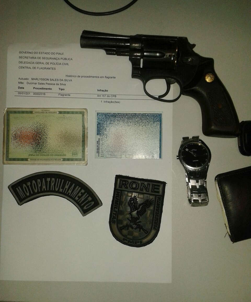 Motorone apreende arma de fogo com menores