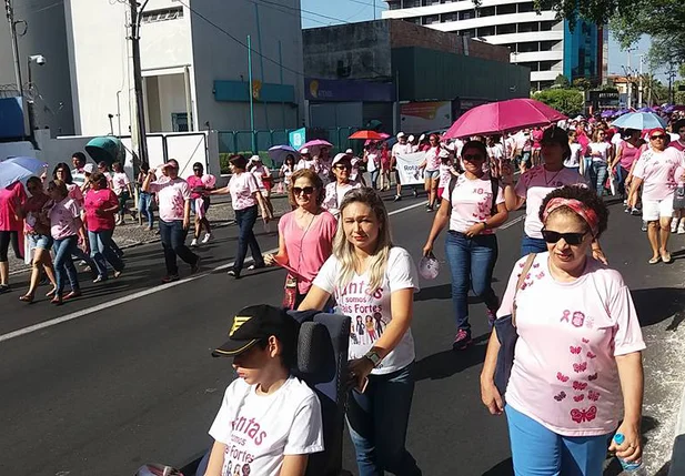 Regina Sousa participa de caminhada do Outubro Rosa