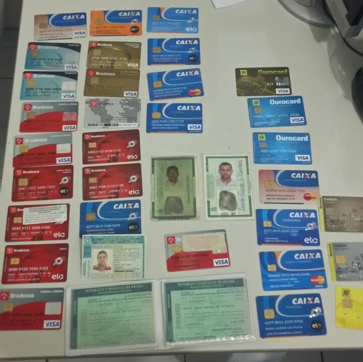 Cartões de bancos apreendidos pela polícia.