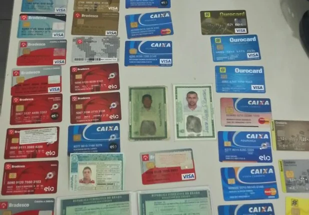 Cartões de bancos apreendidos pela polícia.