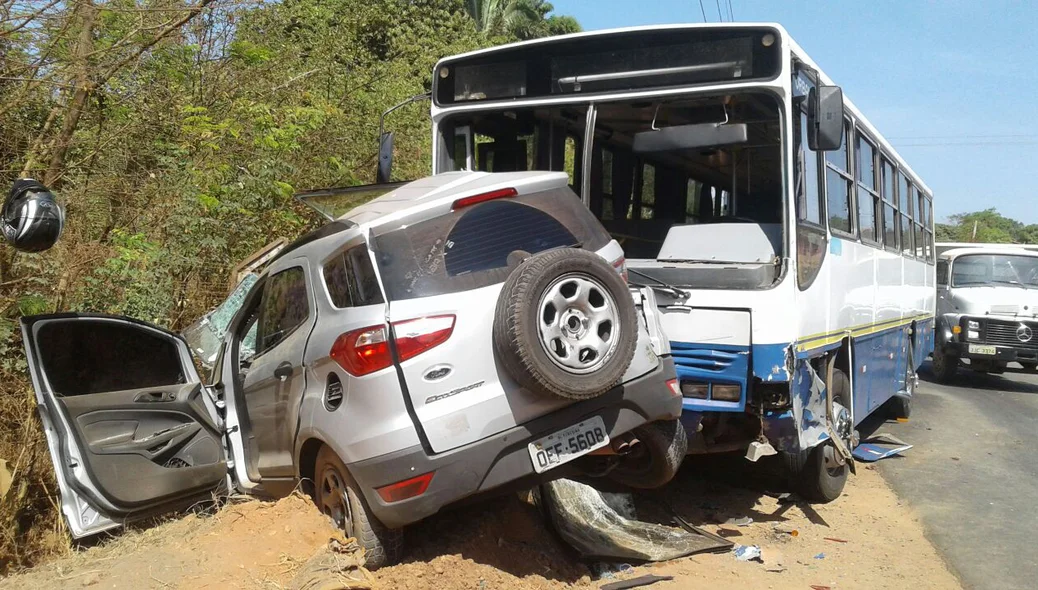 Colisão entre ônibus escolar e veículo de passeio