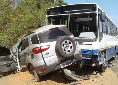 Colisão entre ônibus escolar e veículo de passeio