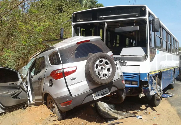 Colisão entre ônibus escolar e veículo de passeio
