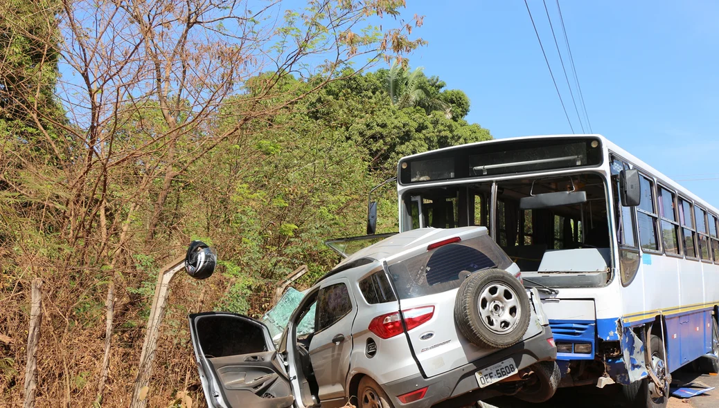 Colisão entre veículos na região do Pedra Mole