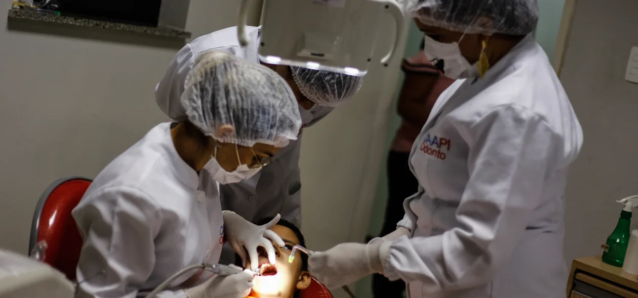 Crianças recebendo tratamento odontológico