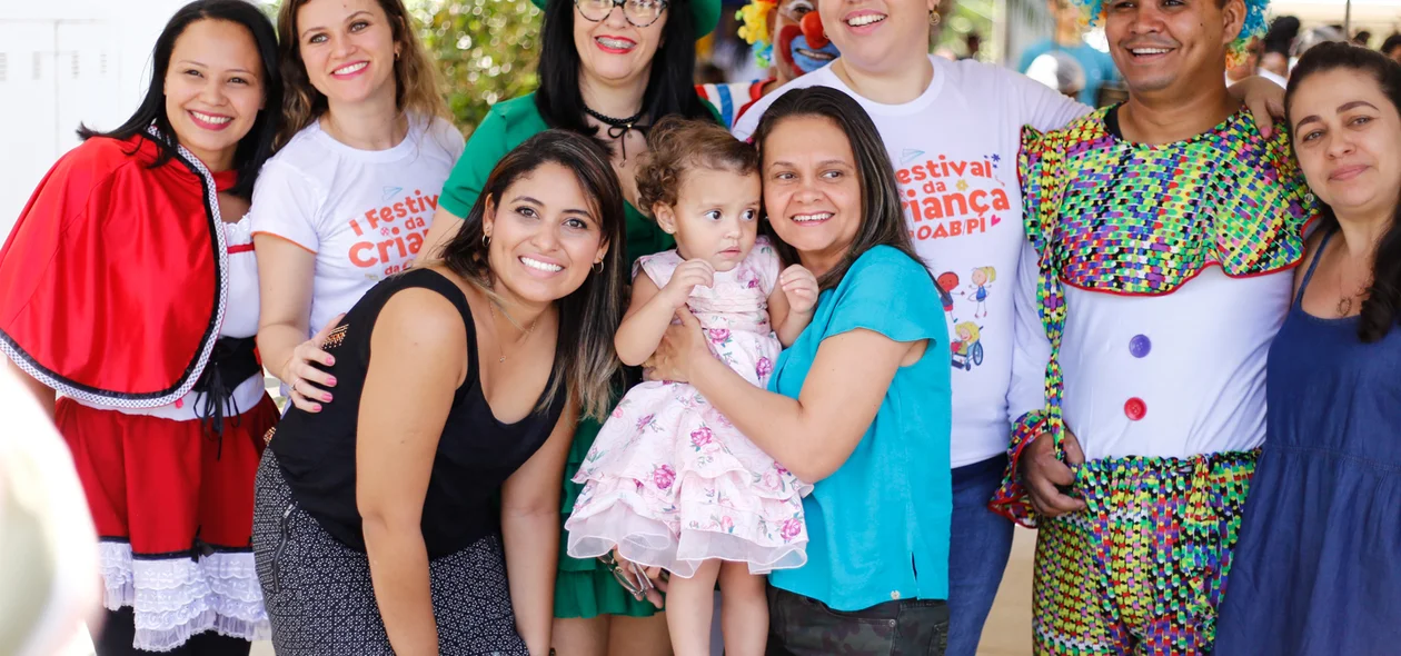 Muita gente no I Festival da criança 