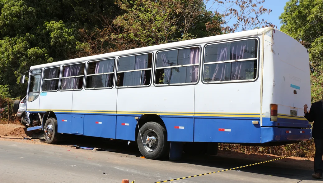 Ônibus escolar colide com carro de passeio na região do bairro Pedra Mole
