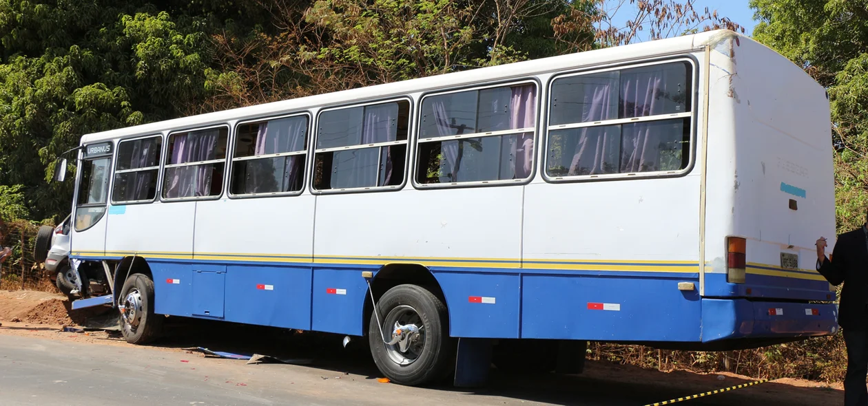 Ônibus escolar colide com carro de passeio na região do bairro Pedra Mole