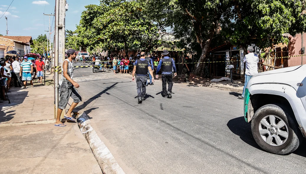 Polícia civil chegado no local do homicídio