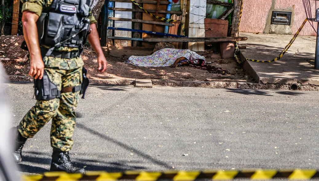 Polícia isolou o local do homicídio 