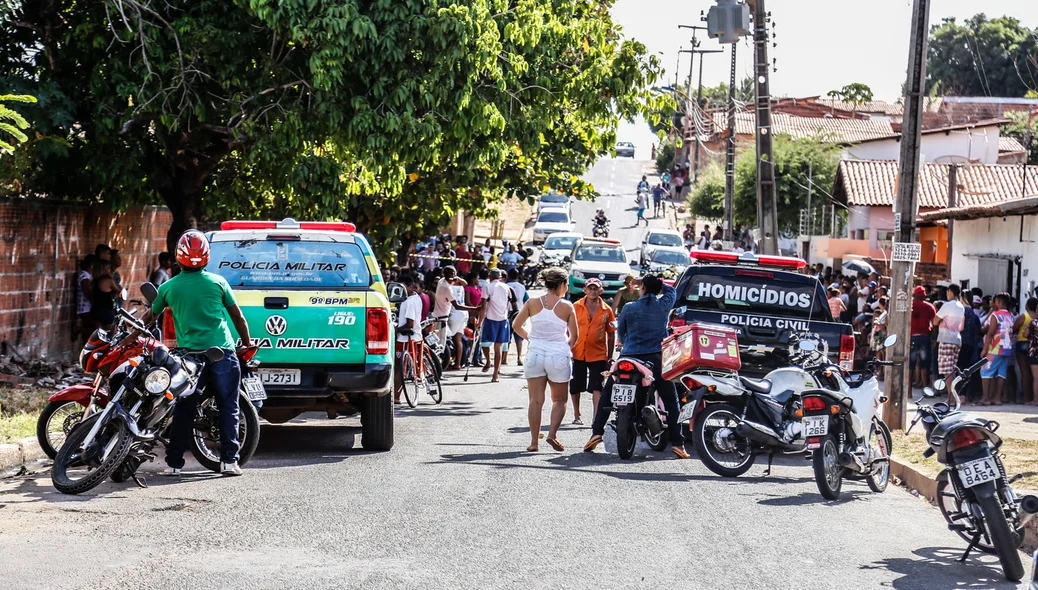 Polícia Militar e Polícia Civil no local do homicídio em Teresina Piauí 