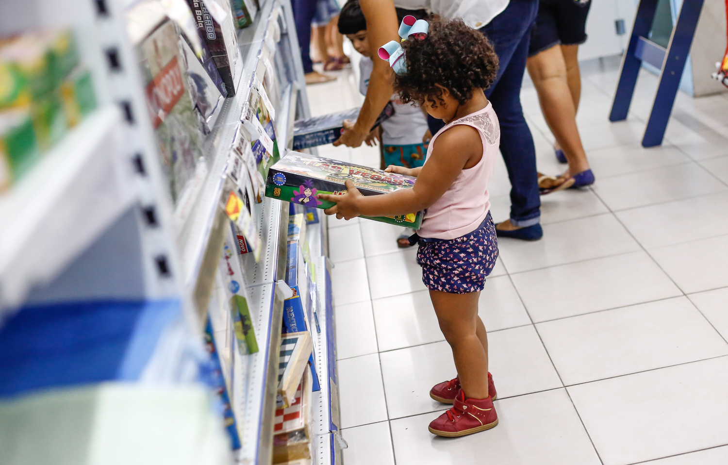 Criança escolhendo o seu presente 