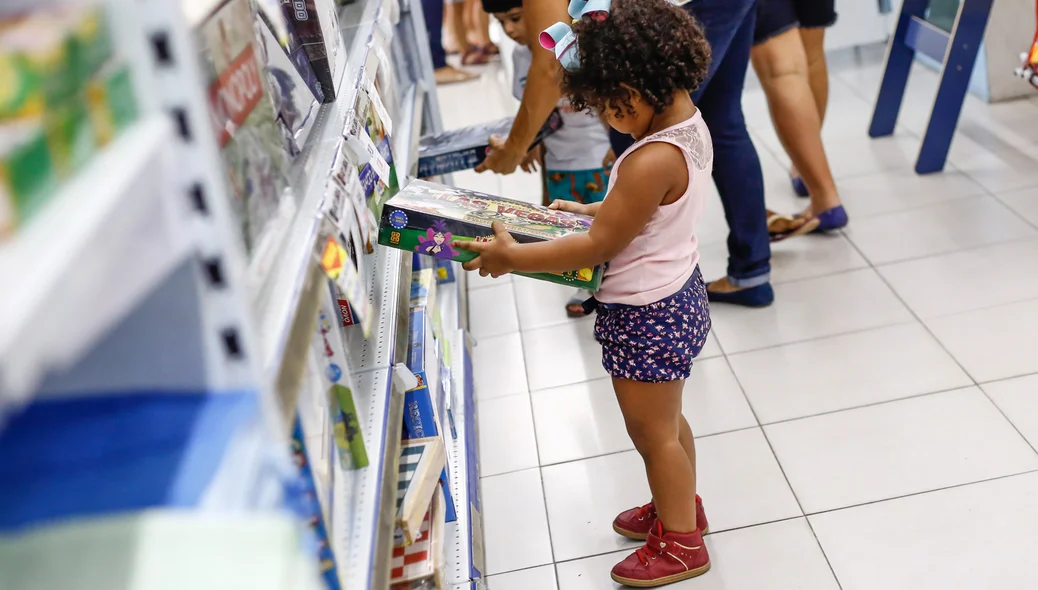 Criança escolhendo o seu presente 
