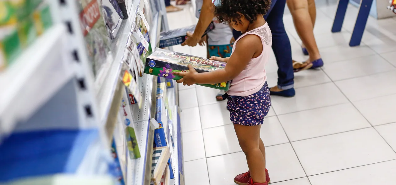 Criança escolhendo o seu presente 