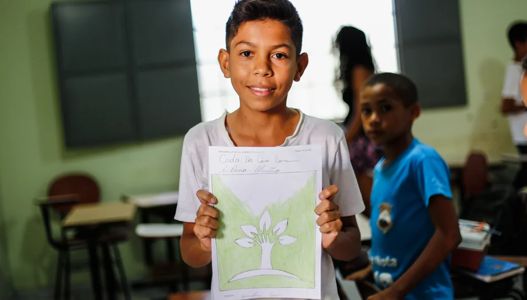 Crianças artista do centro de apoio a criança e ao adolescente 