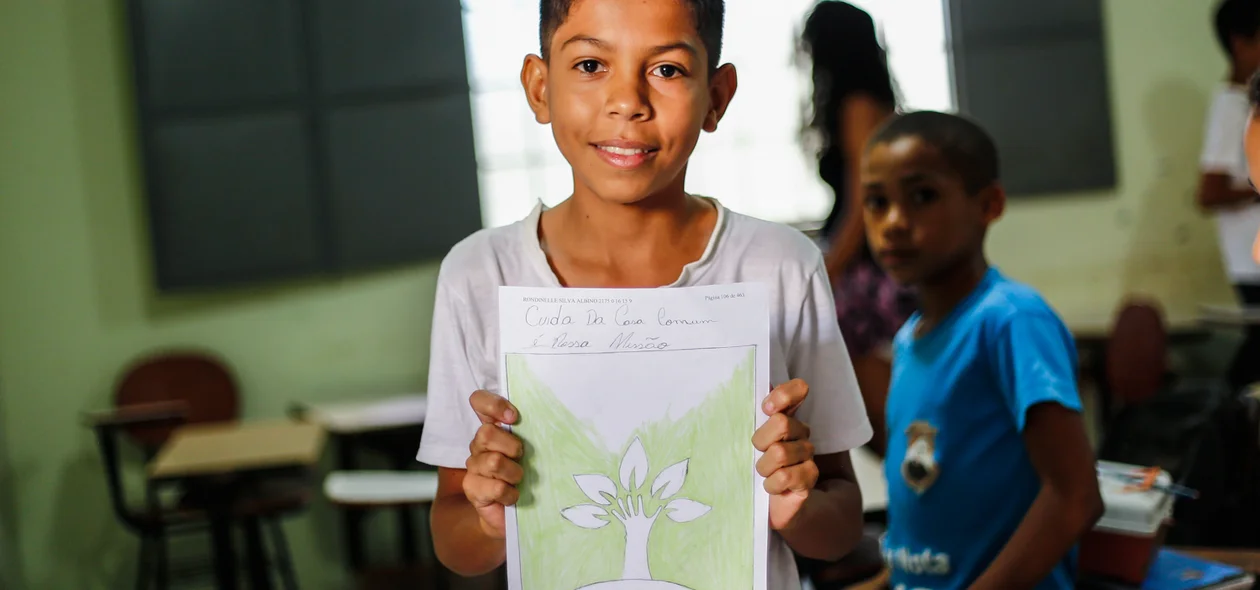 Crianças artista do centro de apoio a criança e ao adolescente 