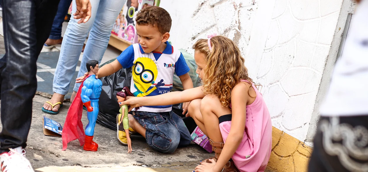 Crianças brincando na rua 