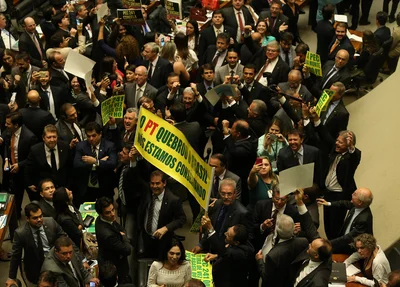 Deputados comemoram aprovação da PEC