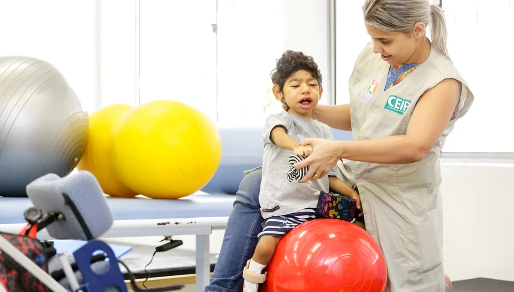 Fisioterapeuta Priscila Almeida com Davi Soares