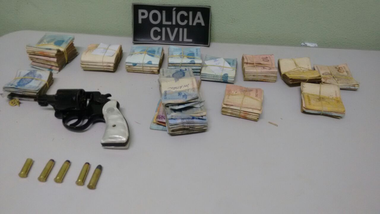 Foi recuperado R$ 28.189,00 e apreendido uma arma de fogo