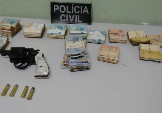 Foi recuperado R$ 28.189,00 e apreendido uma arma de fogo
