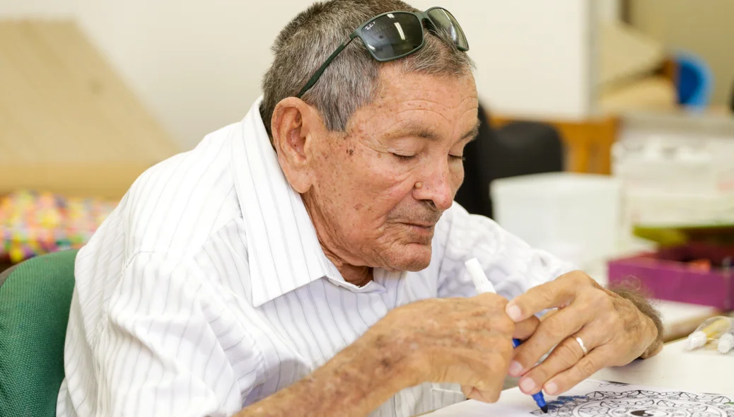 Idoso faz pintura após sequelas de um AVC