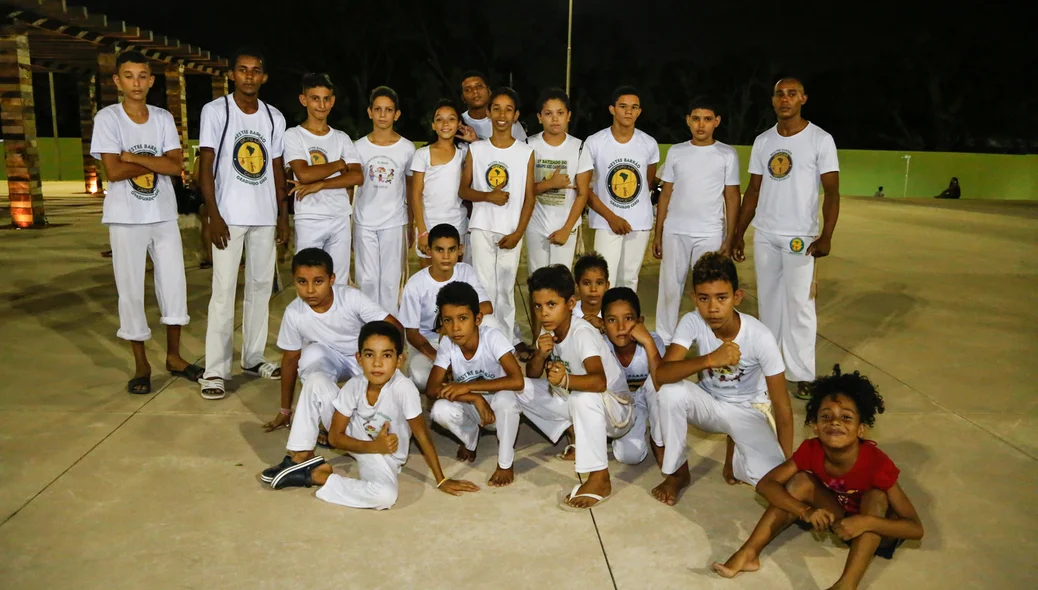 Junior na frente do Grupo Axé Capoeira 