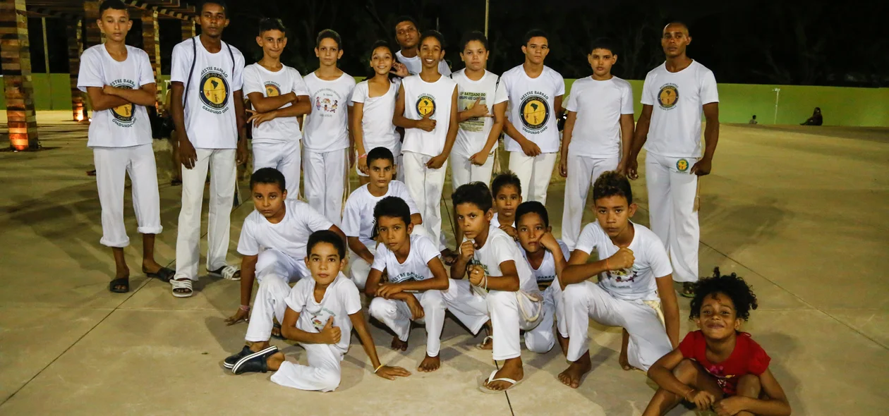 Junior na frente do Grupo Axé Capoeira 