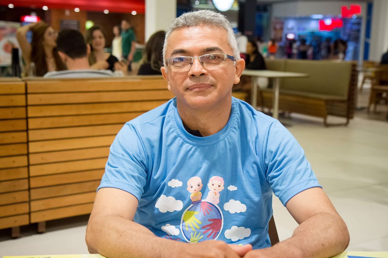 Seu Cláudio, voluntário da ONG Mundo Colorido