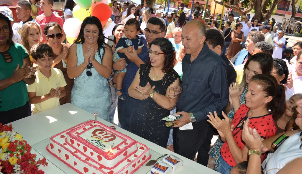 Bolo pelo Aniversário de Altos