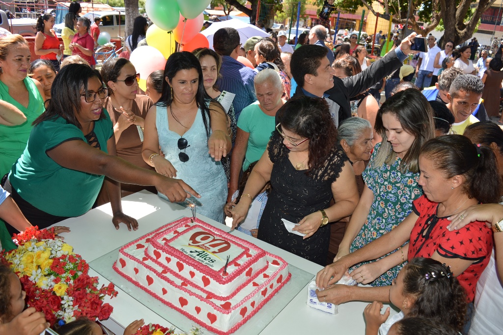 Corte do bolo de Aniversário de Altos