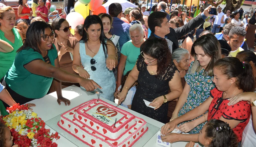 Corte do bolo de Aniversário de Altos