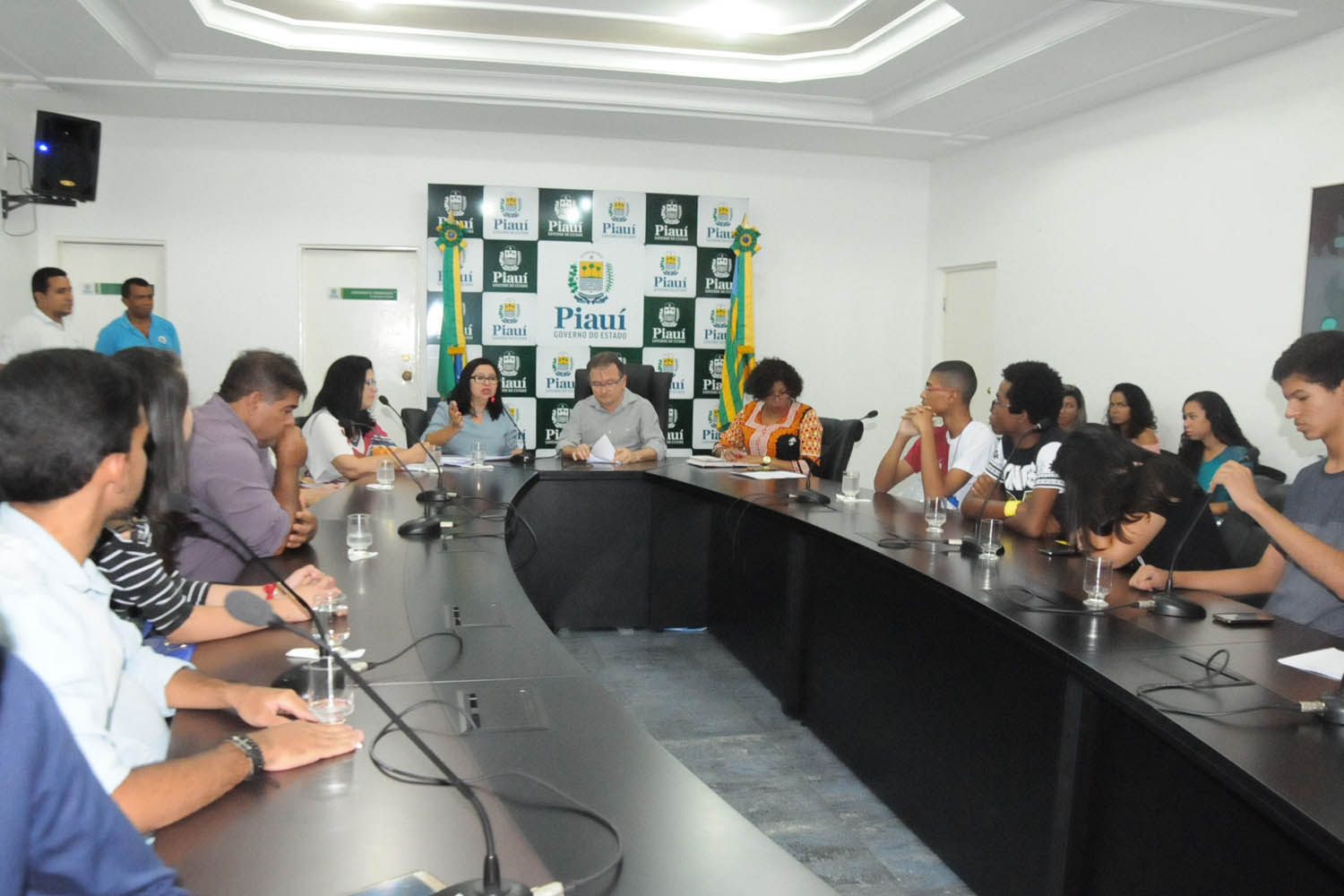 Encontro entre Merlong Solano e adolescentes