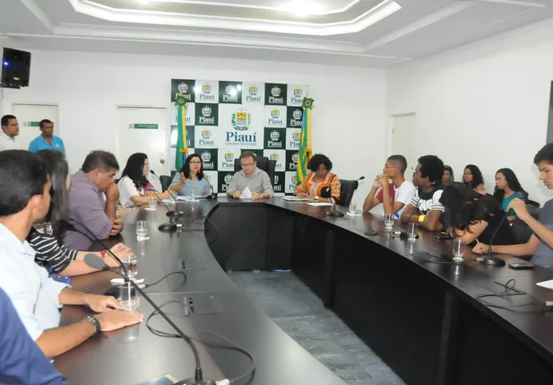 Encontro entre Merlong Solano e adolescentes