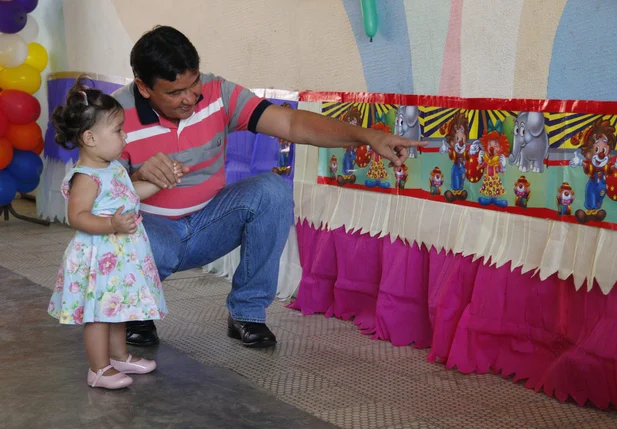 Wellington Dias visita crianças no Lar Maria João de Deus