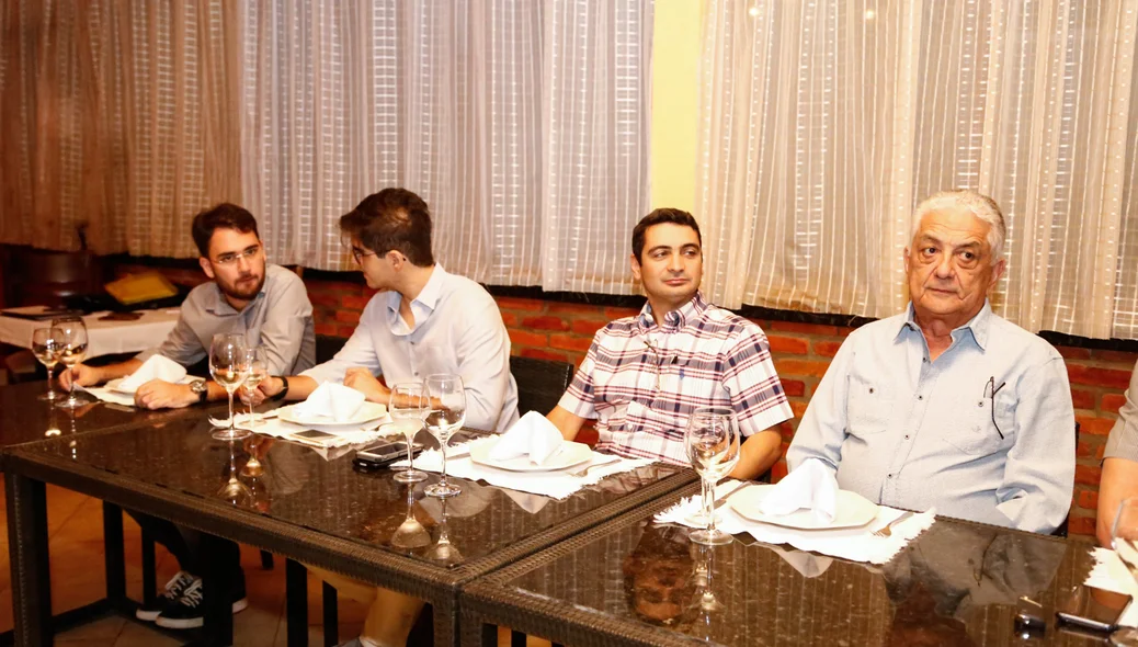 Autoridades na mesa de reunião