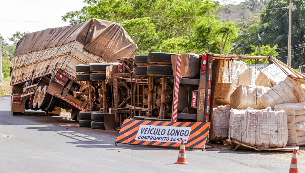 Caminhão carregado de algodão tomba na BR 343