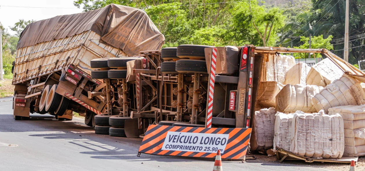 Caminhão carregado de algodão tomba na BR 343