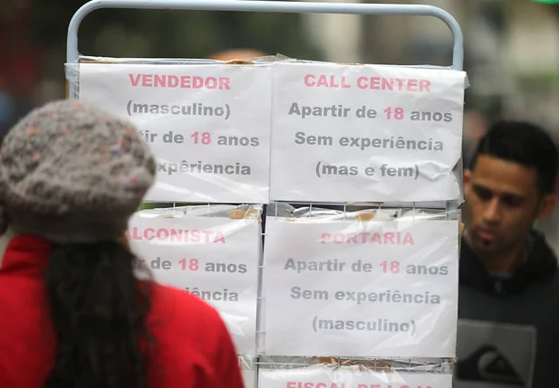 Falta trabalho para 22,7 milhões de pessoas, diz IBGE