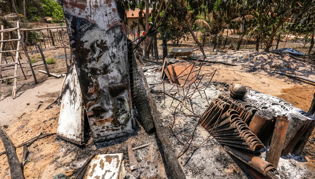 Família tem móveis e eletrodomésticos destruídos pelo fogo